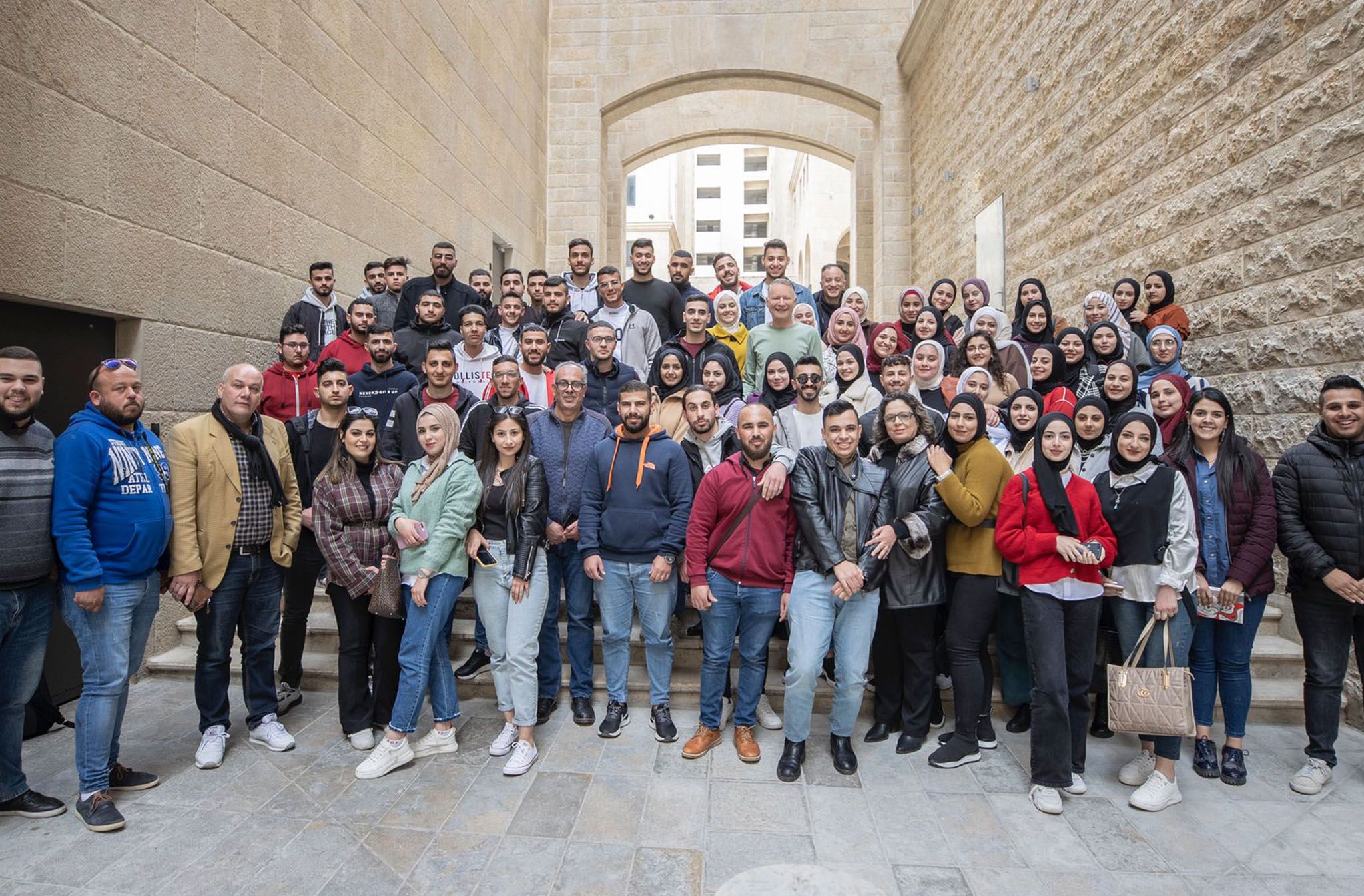 بمشاركة 100 طالب: زيارة علمية لدائرة العلوم المالية والمصرفية في جامعة القدس إلى مدينة روابي