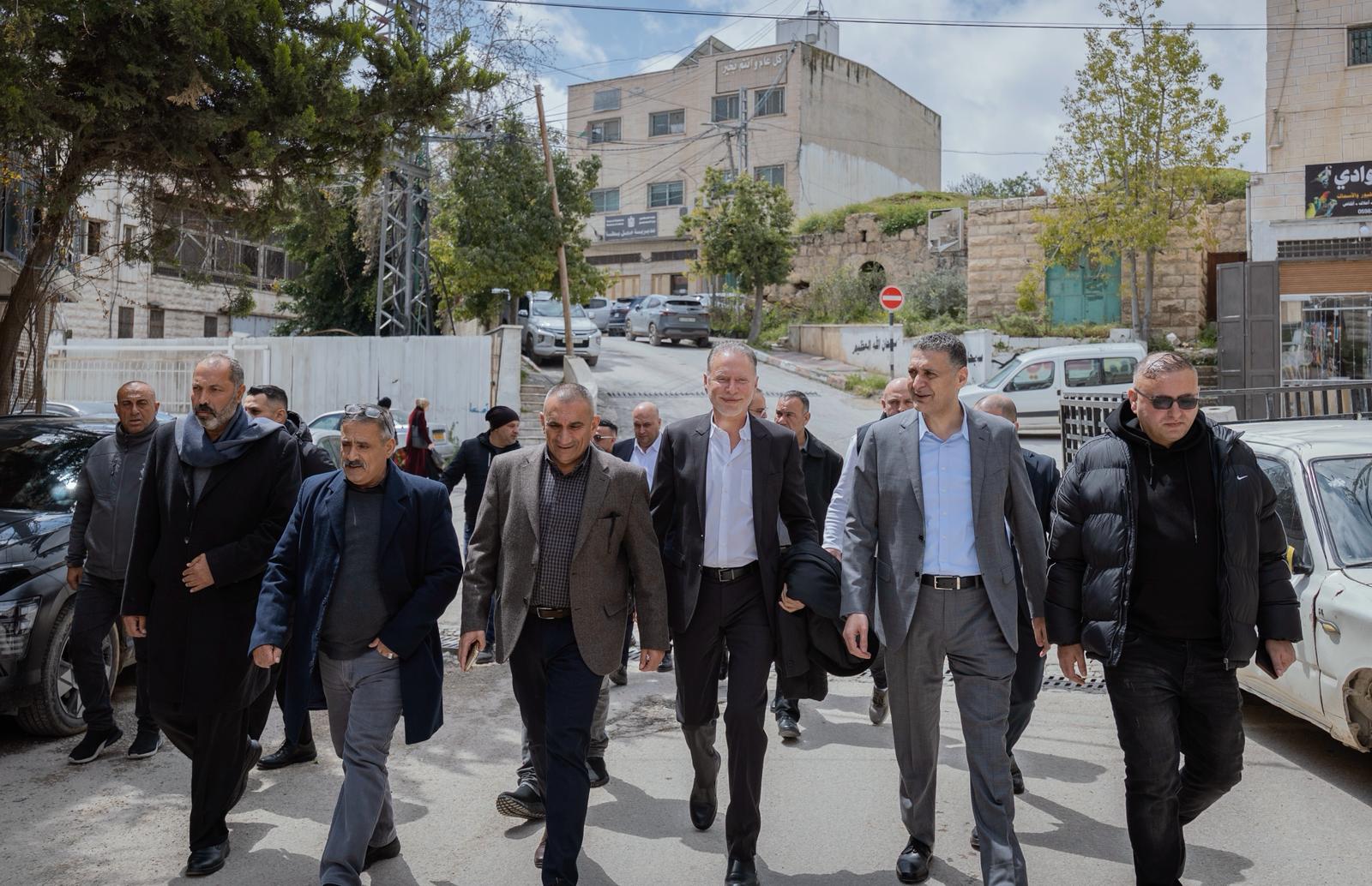 بشار مصري يزور مدينة يطّا برفقة هيئة تنظيم قطاع الاتصالات ووفد من شركة الاتصالات الفلسطينية جوال